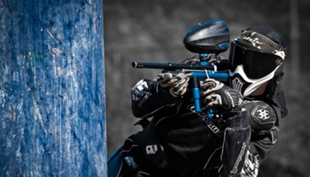 hombre detras de una pared jugando al gotcha
